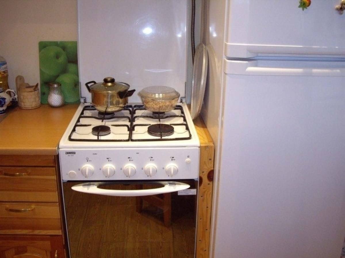 Что проложить между газовой плитой и холодильником