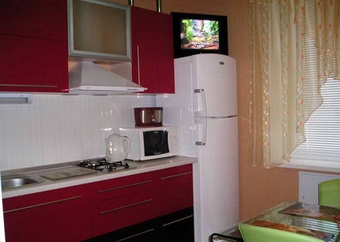 Телевизор гал холодилтникшм на кухне