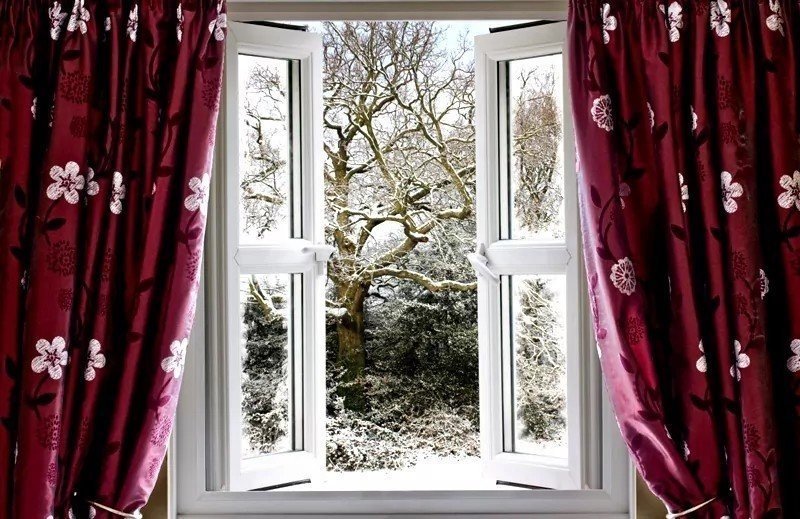 Зимнее окно с занавесками