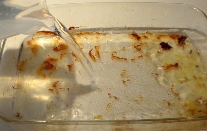 Пригоревший жир на стеклянной посуде
