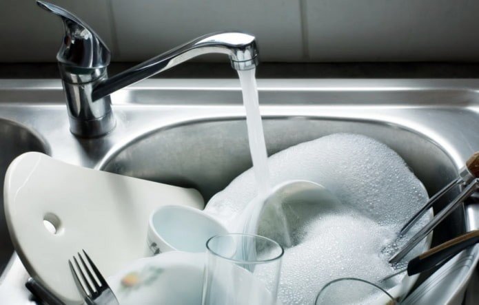 Посудомойка экономит воду