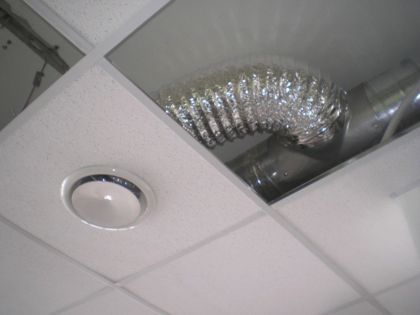 Вентиляция в натяжном потолке в ванной