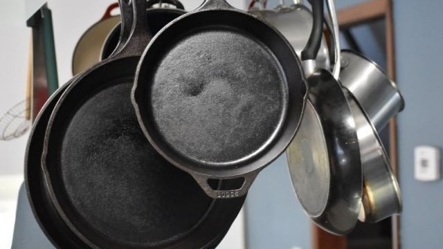 Чугунная сковорода: как правильно ухаживать и мыть