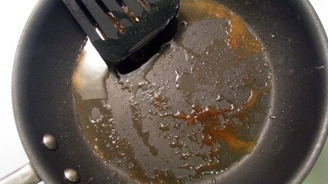 Как без труда очистить тефлоновую сковороду от нагара
