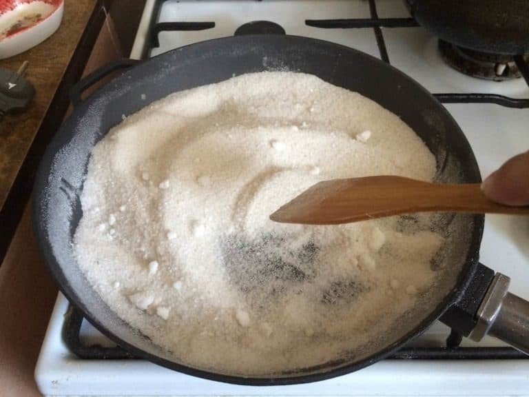 Снятие порчи солью на сковороде