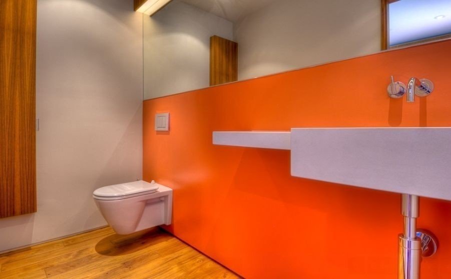 Оранжевая ванная комната покрашенная