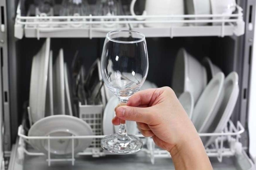 Вымытые бокалы из посудомоечной машины