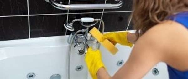 Проверка ванны наполнение водой при ремонте
