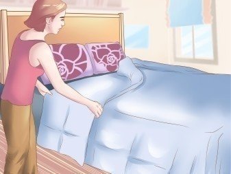 Женщина заправляет кровать