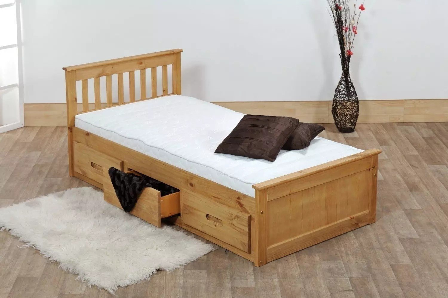 Деревянная односпальная кровать с ящиками