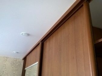 Натяжной потолок и встроенный шкаф