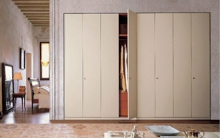 Встроенный шкаф с распашными дверями