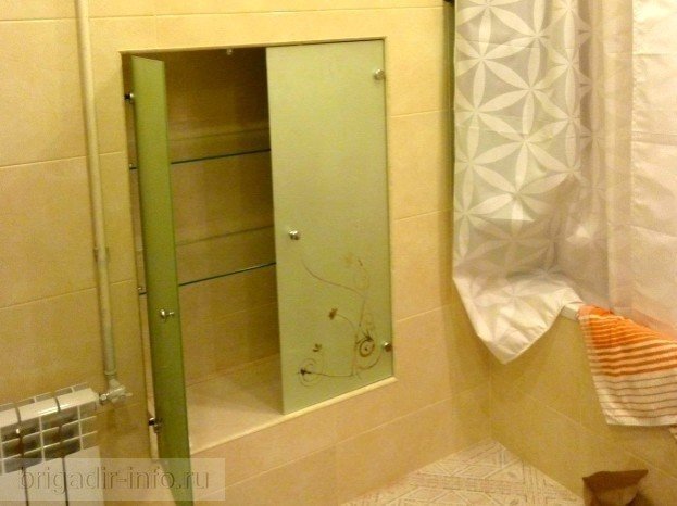 Встроенный шкафчик в ванной в нишу