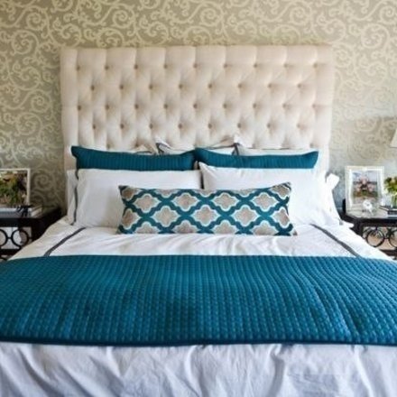 Кровать в бирюзовом цвете с мягким изголовьем в интерьере