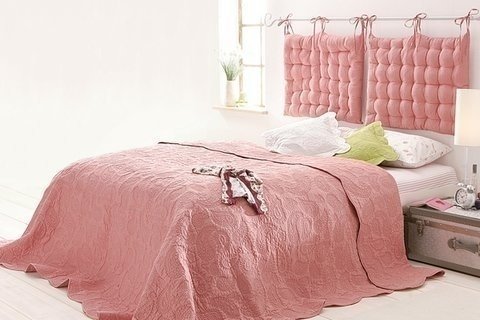 Розовое покрывало в интерьере спальни