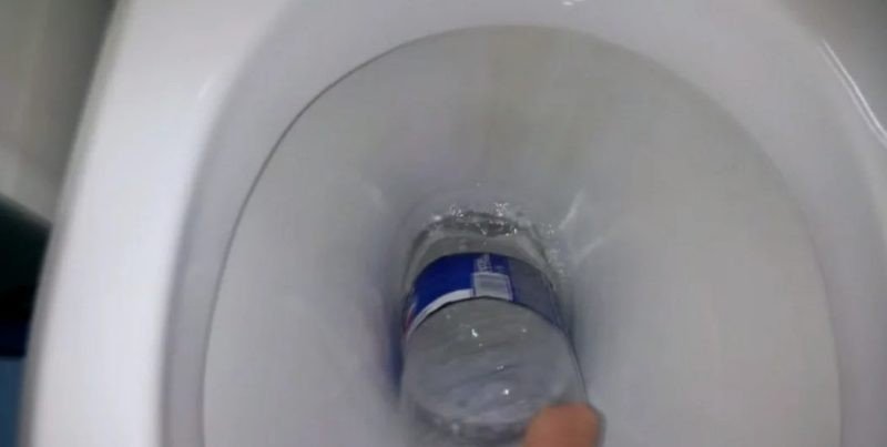 Вантуз из пластиковой бутылки для унитаза