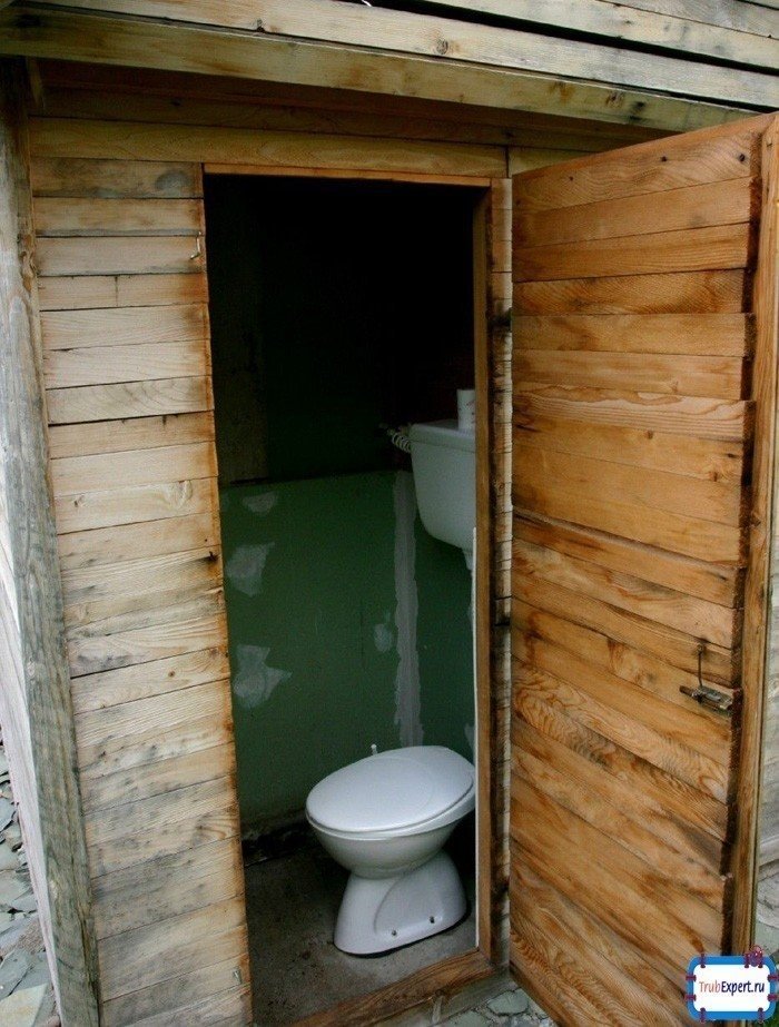 Туалет в деревенском доме