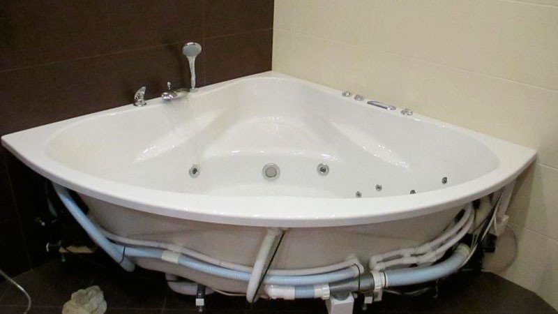 Угловая акриловая ванна