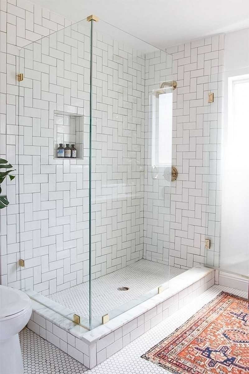 Ванная комната с белой плиткой и цветной затиркой