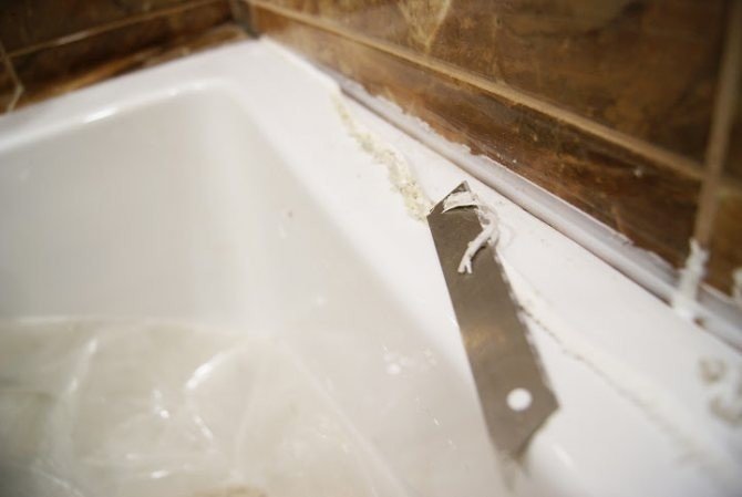Зачищаем старый силиконовый герметик в ванной
