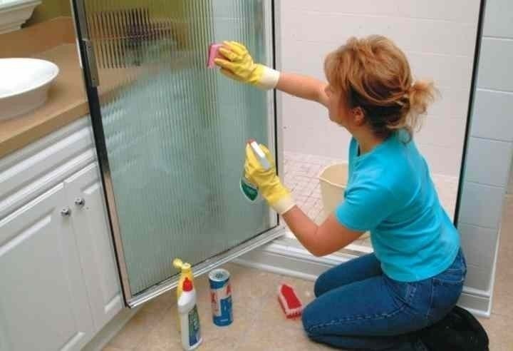 Отмыть матовые стекла на дверях