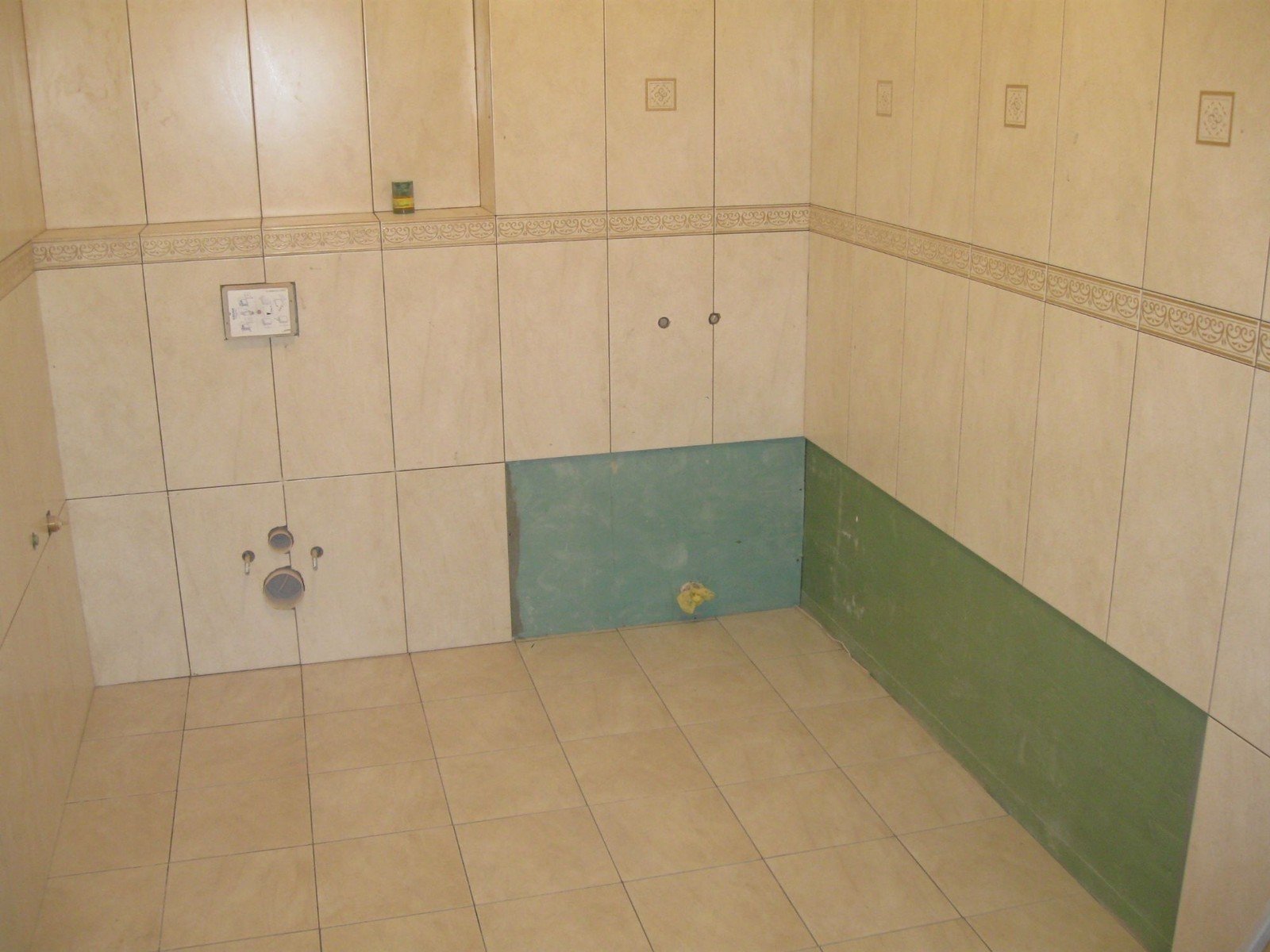 Укладка плитки в ванной на стены и пол