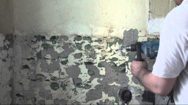 Демонтаж старой плитки со стен