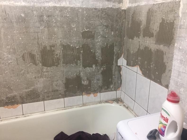 Из за воды оторвались плитки в ванной
