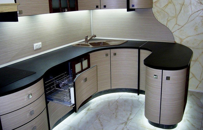 Угловая кухня с радиусными фасадами