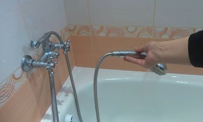 Шланг от крана в ванной прикрученный