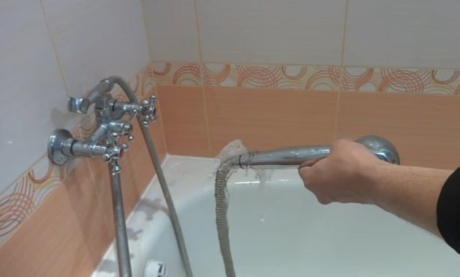 Шланг от крана в ванной прикрученный