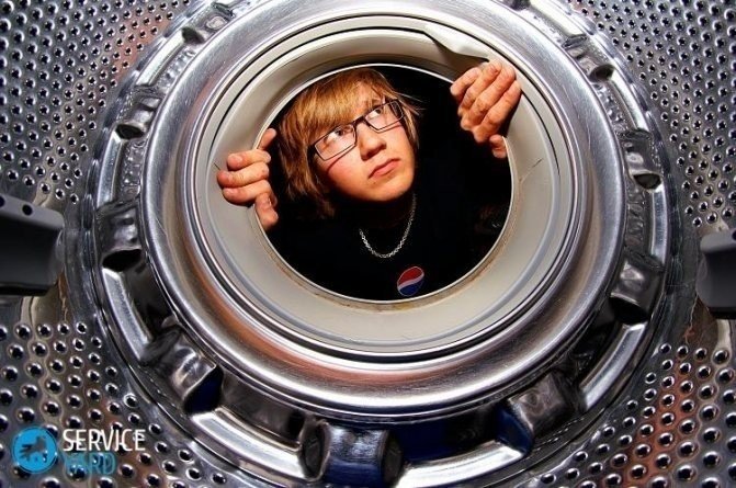 Человек внутри стиральной машины