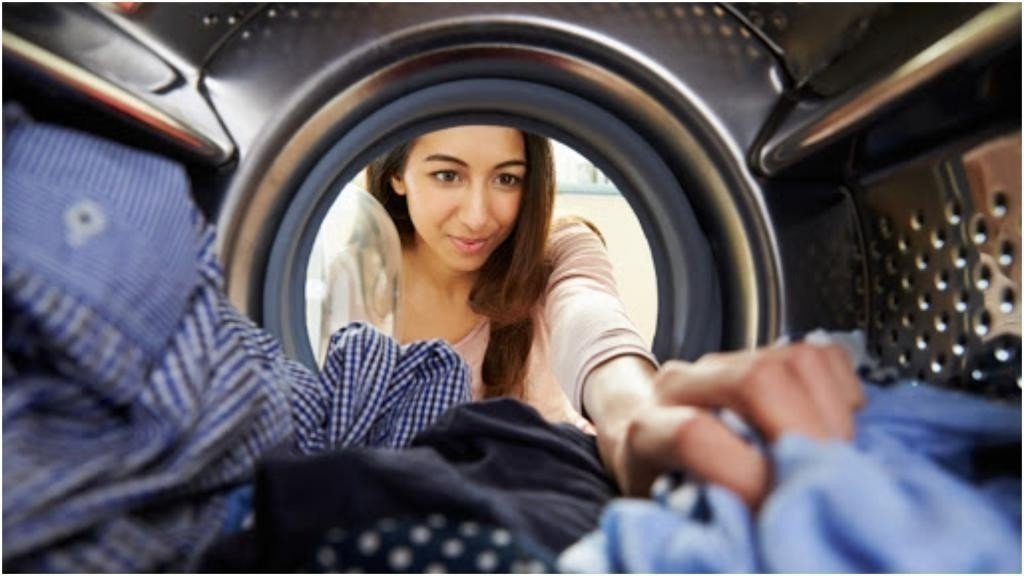 Женщина внутри стиральной машины