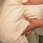 Как правильно постирать пуховую подушку в стиральной машине и высушить в домашних условиях
