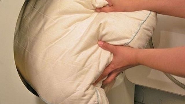 Как правильно постирать пуховую подушку в стиральной машине и высушить в домашних условиях