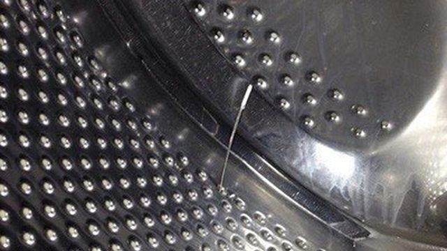 Косточка от лифчика попала в барабан стиральной машины
